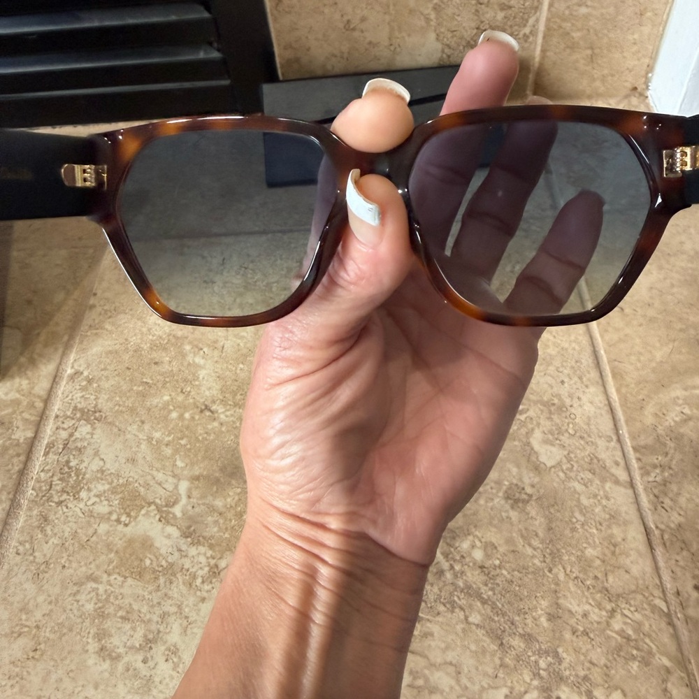 Dior Tortoiseshell Sunglasses with Dark Lenses - Picture 3 of 10